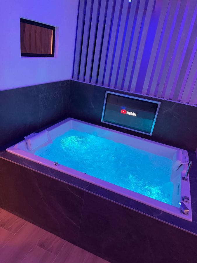 Appartement Chic & Jacuzzi à Givors Extérieur photo